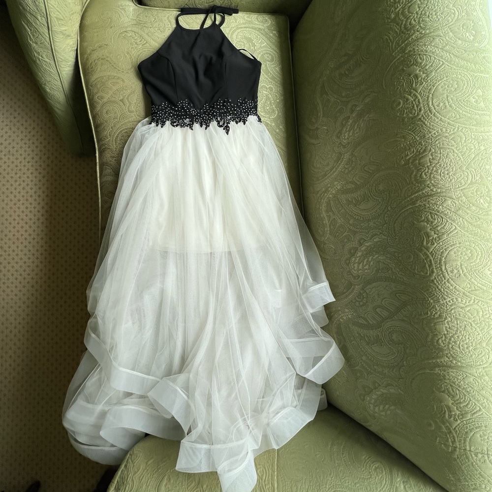 Camille La Vie Black & White Halter Prom Dress Layered Mesh Tulle Bottom Size 9